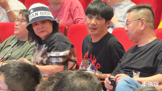 大张伟带经纪人妻子看呼兰脱口秀,女团腿抢镜,42岁仍是发量王者