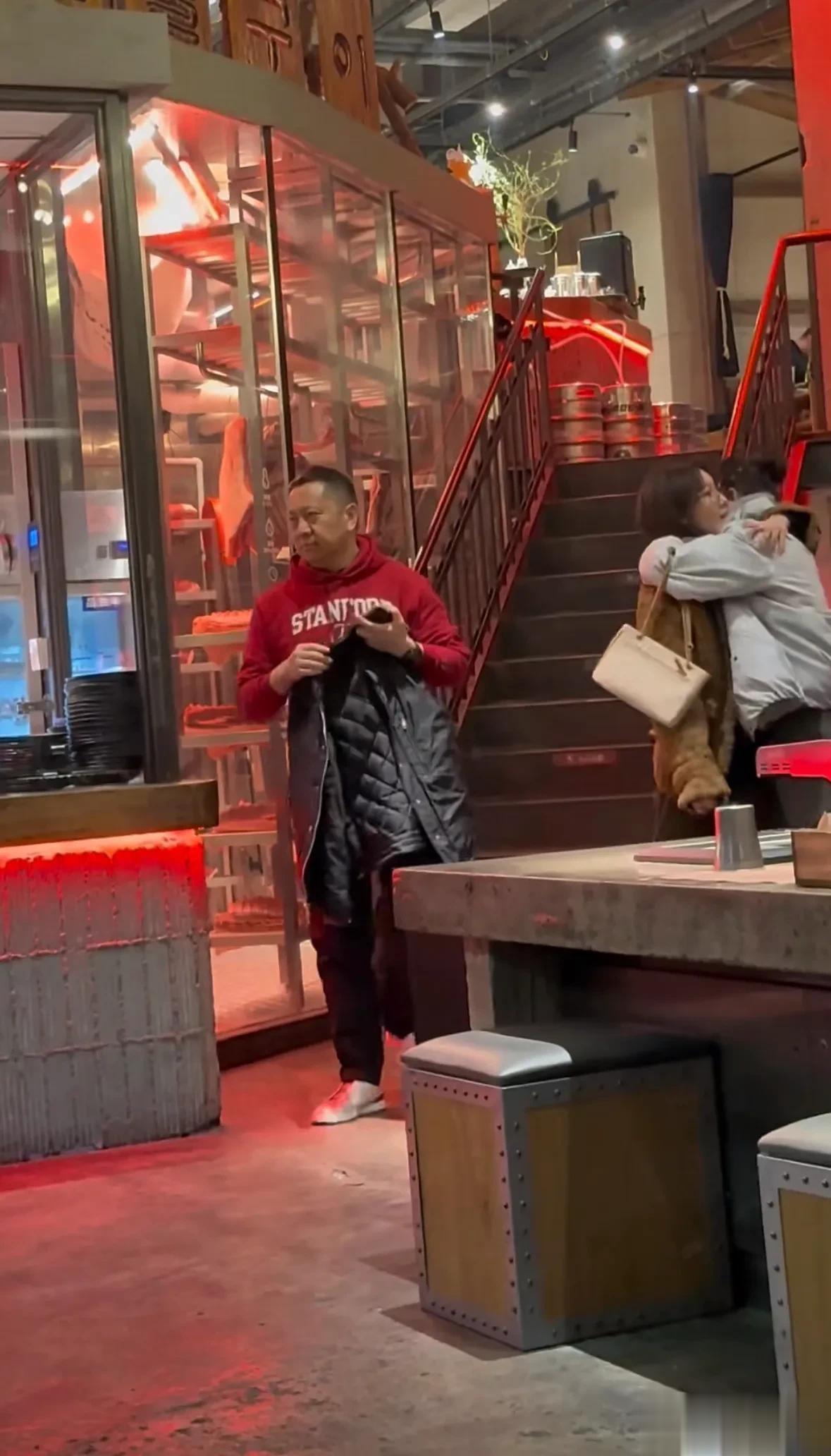 佟丽娅高露私下聚餐，丫丫迷糊忘带手机，高露十万外套低调似路人