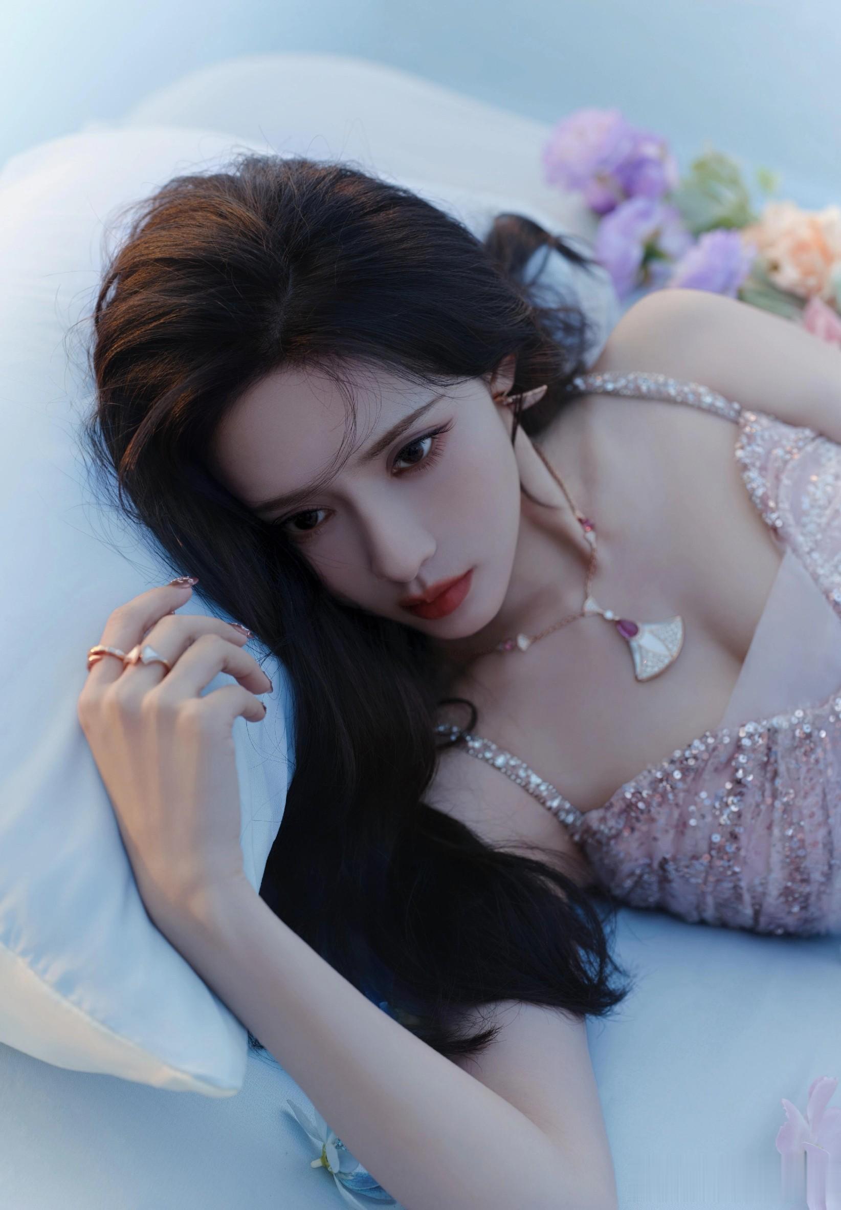 孟子义今日湖南卫视跨年晚会，穿黑色抹胸开叉礼服裙