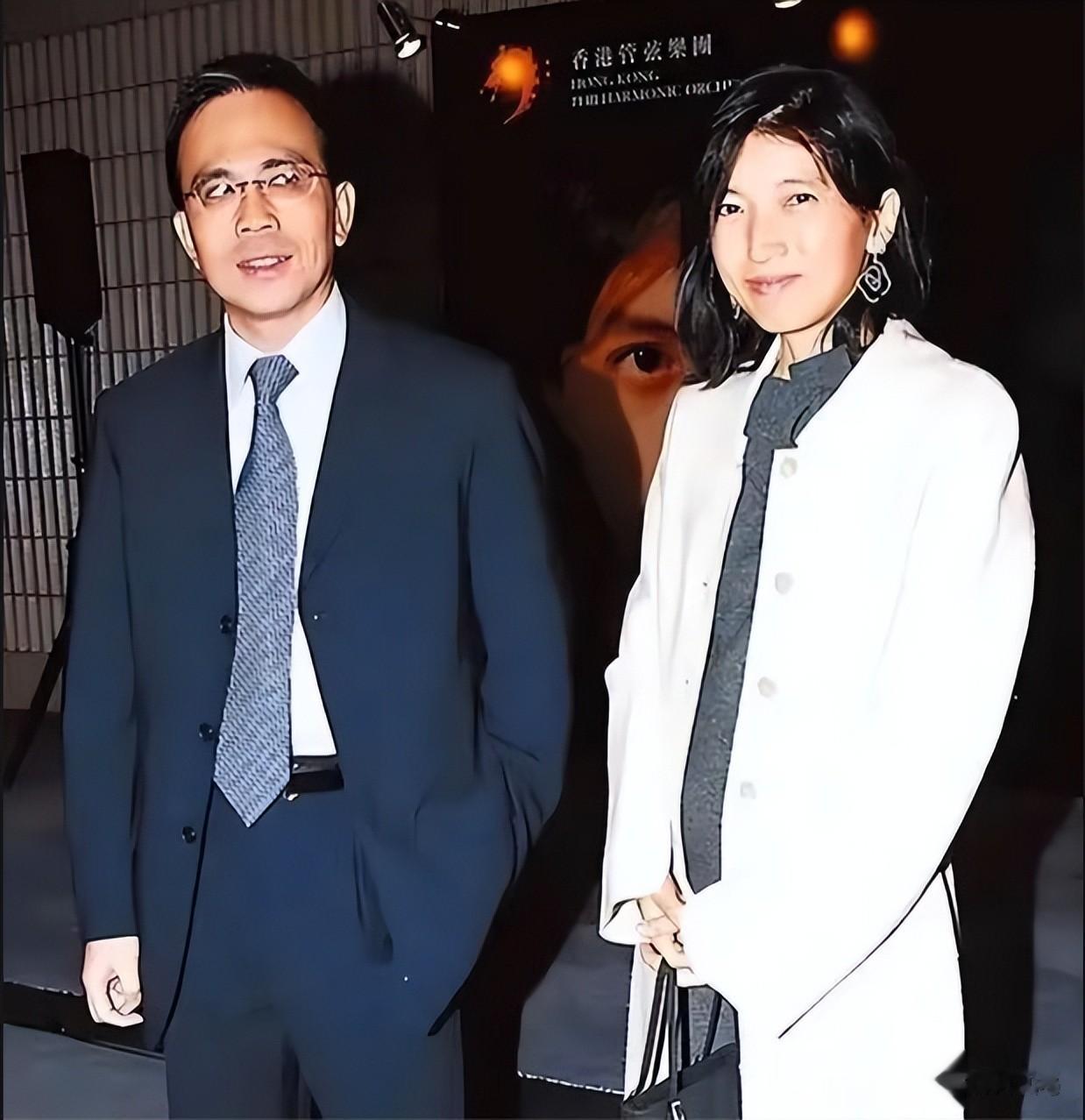 李嘉诚大儿媳王俪桥游艇出海照,身材宛如少女,闺蜜是大刘前女友