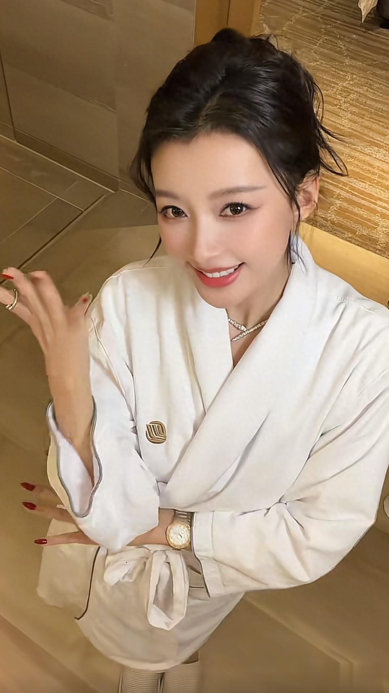 32岁孙怡穿浴袍+拖鞋跳手势舞！脸小巧精致，状态好得不像宝妈