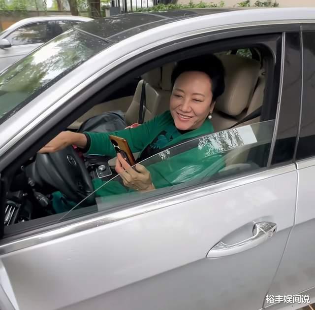 太节俭！70岁王丽云开尼桑外出，20多年不换车，女儿车晓开奥迪S8
