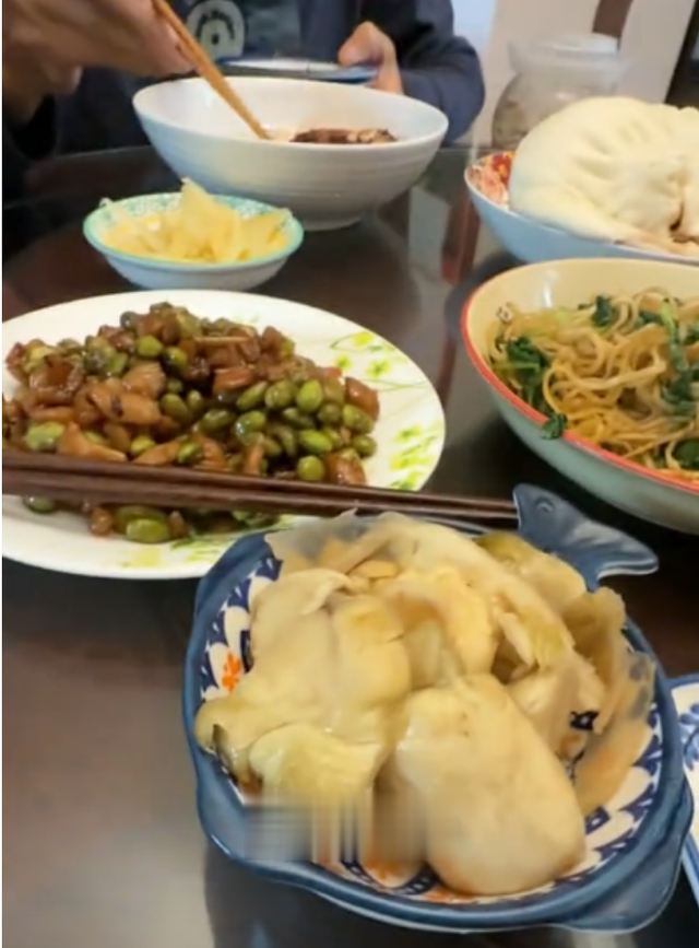 演员陈龙回爸妈家吃饭,3盘咸菜4个剩饭,老两口斗嘴能把人笑趴下