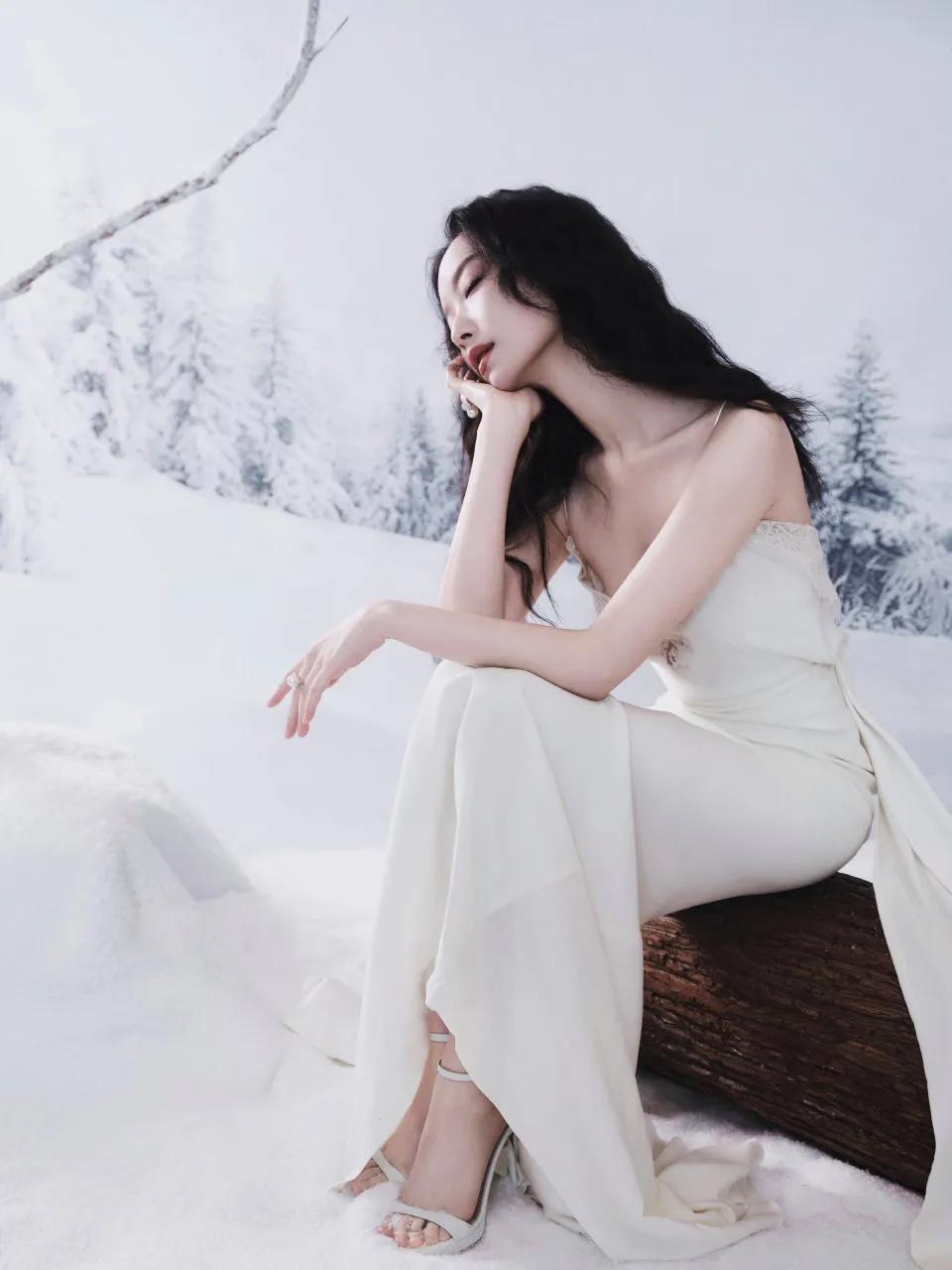 倪妮 最新物料 白色蕾丝吊带裙???