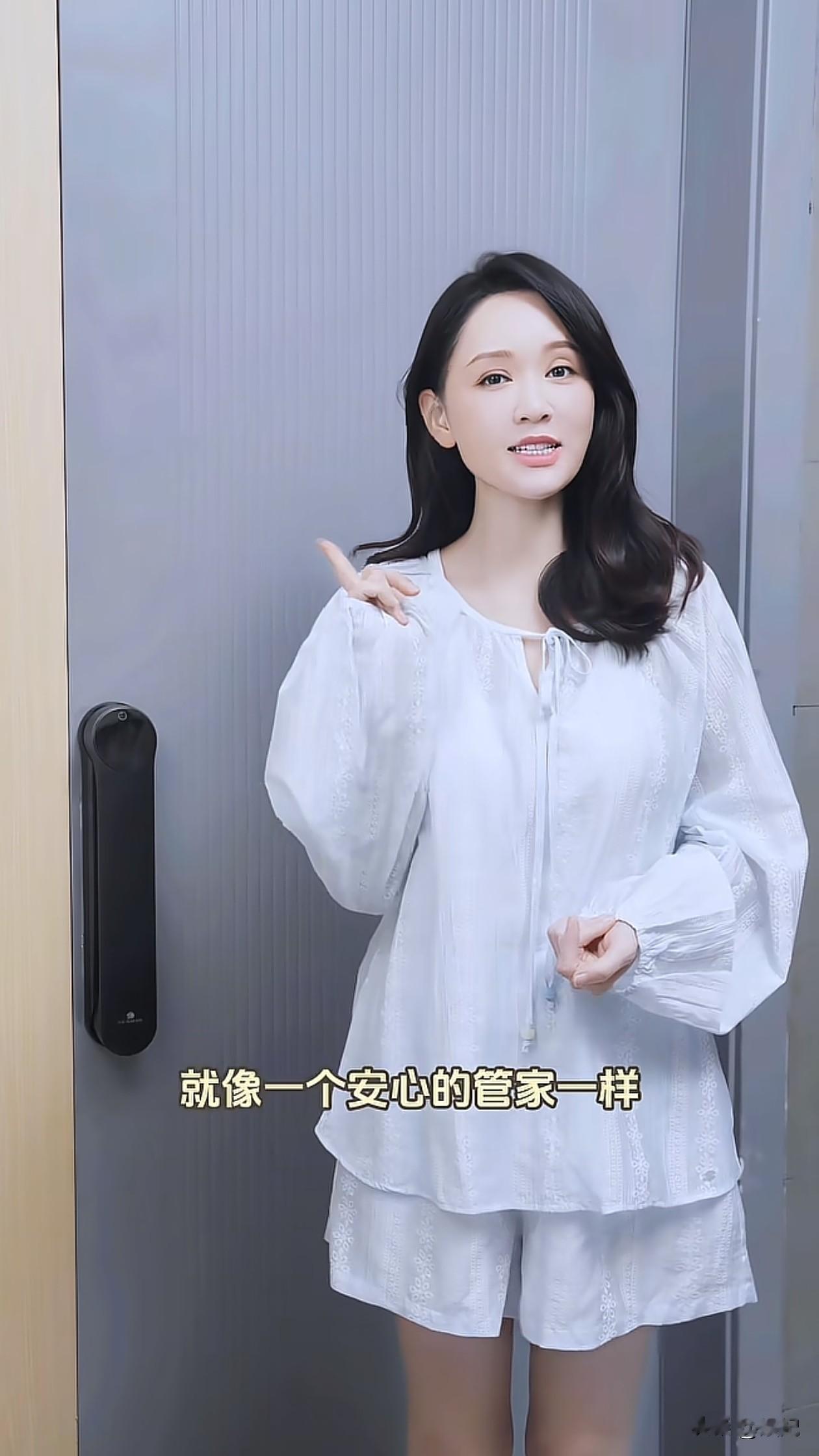 46岁陈乔恩居家穿搭：长T+短裤，减龄又时尚，嫩得像26岁