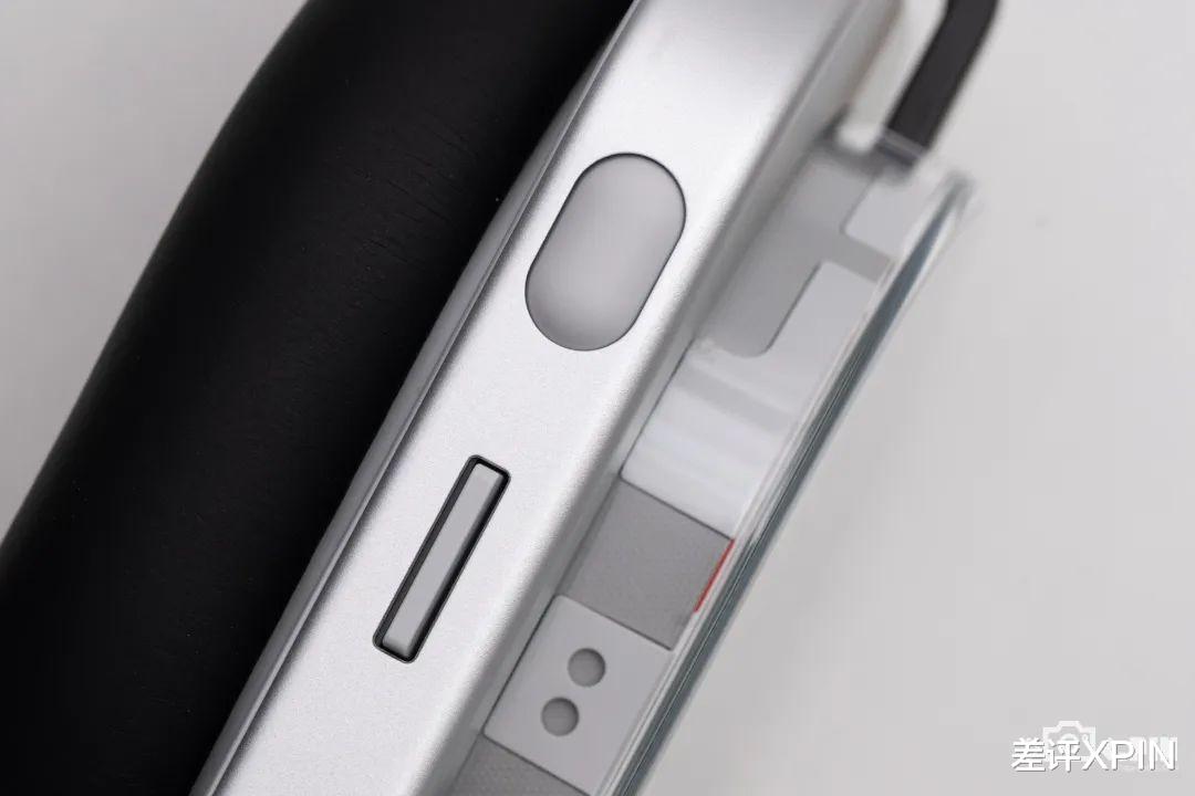 往手机里塞灯带的潮牌,又出了个怪耳机