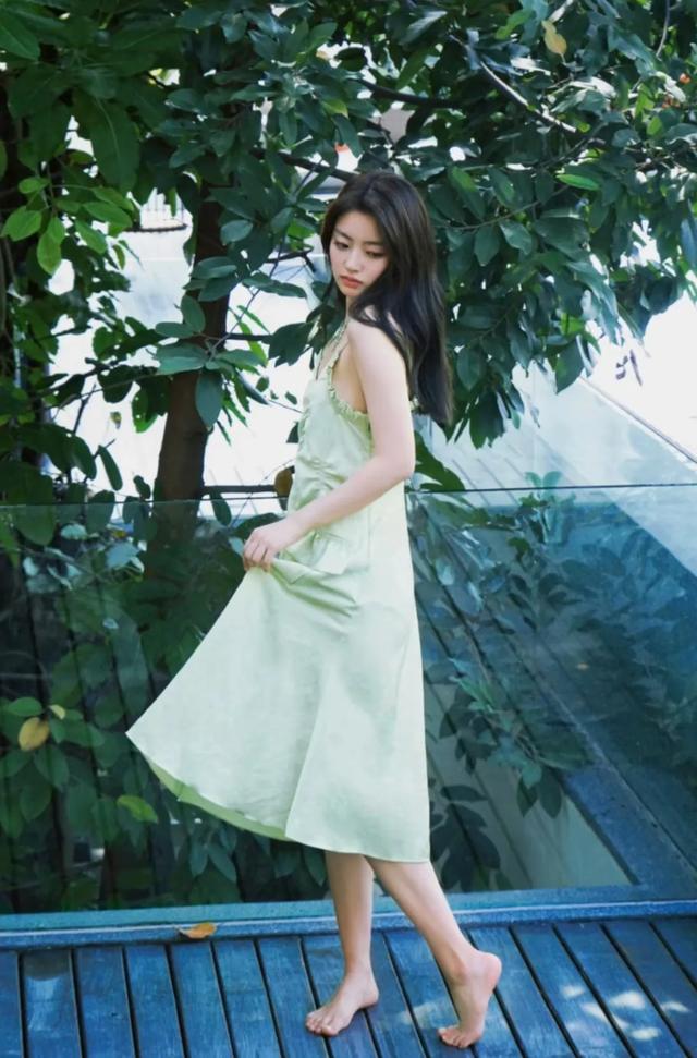 徐若唅美腿玉jio氛围感十足！