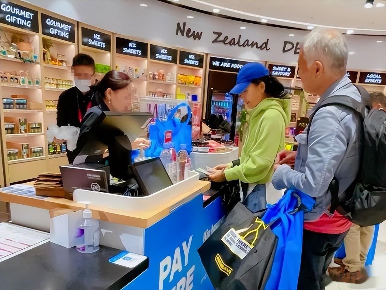 巫刚：与不婚不育的陈瑾相伴近20年，今61岁被网友偶遇 活成\笑话\