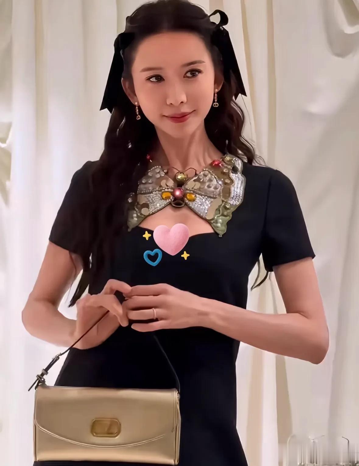 太拼了！51岁林志玲硬穿少女风现身上海，网友直呼：违和感拉满