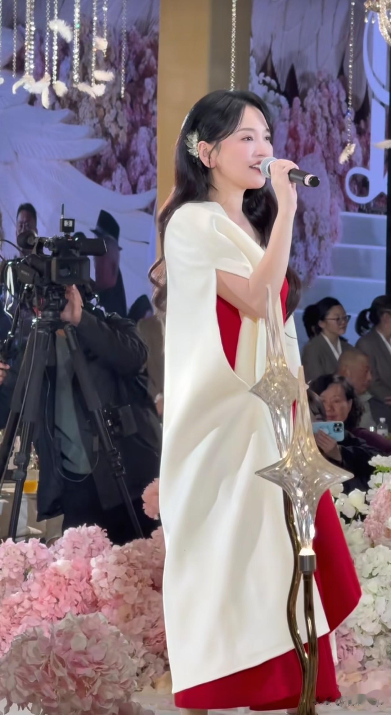 42岁金莎接婚礼商演：大波浪+红裙+白靴，减龄又高级，嫩得像28岁