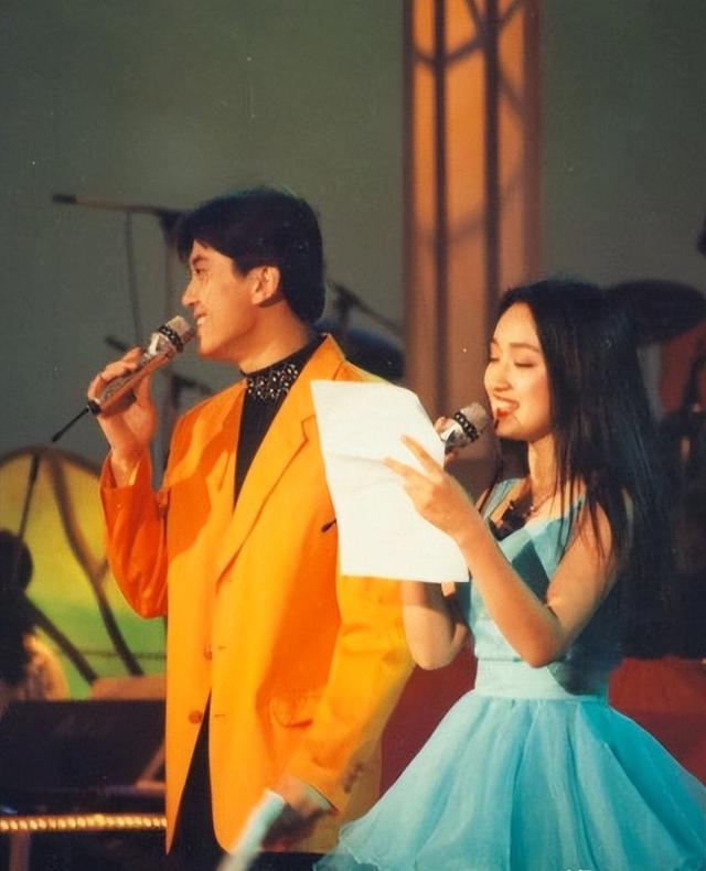 甜歌皇后杨钰莹，是一代人的青春记忆，歌声甜美人更甜