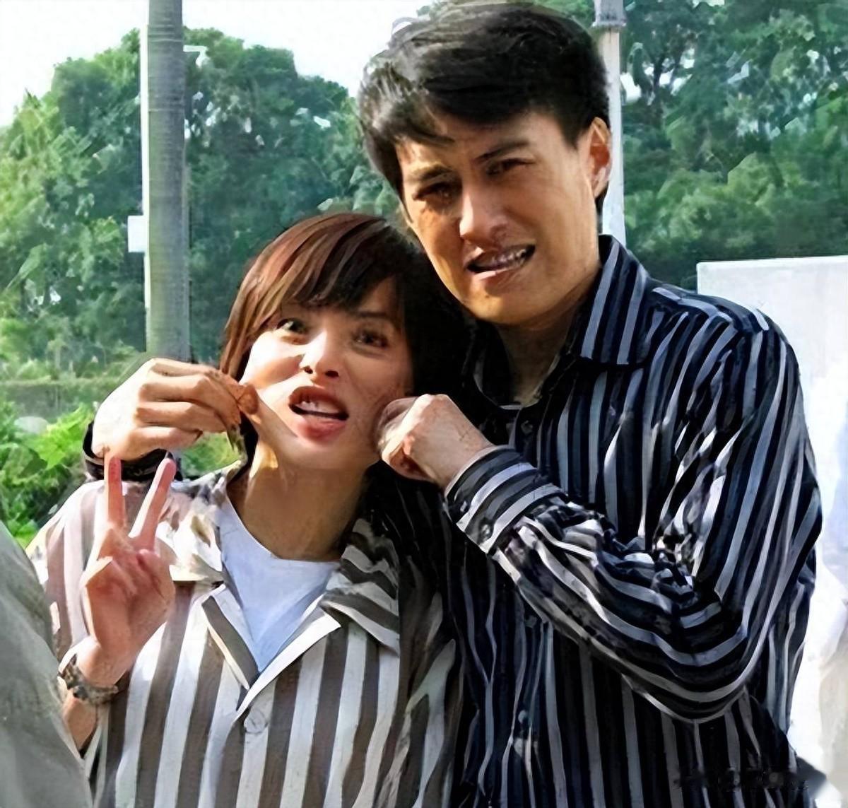 她26岁成了双料影后，嫁给靳东后，高龄生子被丈夫宠成手中宝