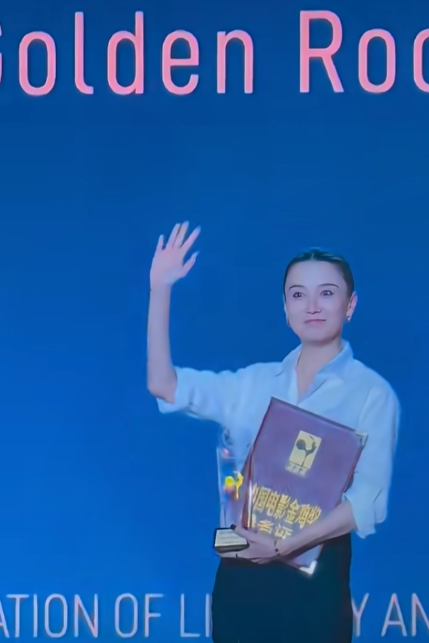 宋佳金鹰奖领奖,衬衫配丸子头,利落精致,美得超高级