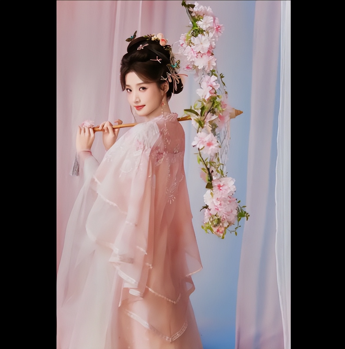 卢昱晓粉裙，手持花伞眼角含情，又纯又欲！