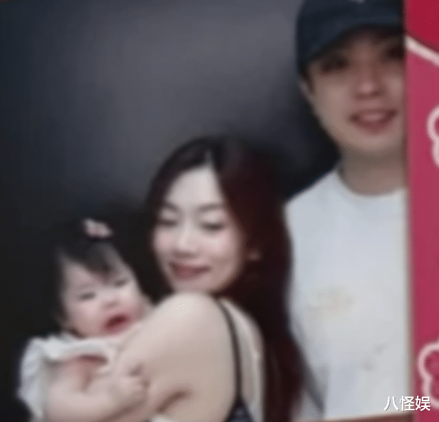 程晓玥晒全家福庆生,老公高富帅女儿也好漂亮,配文被猜怀二胎