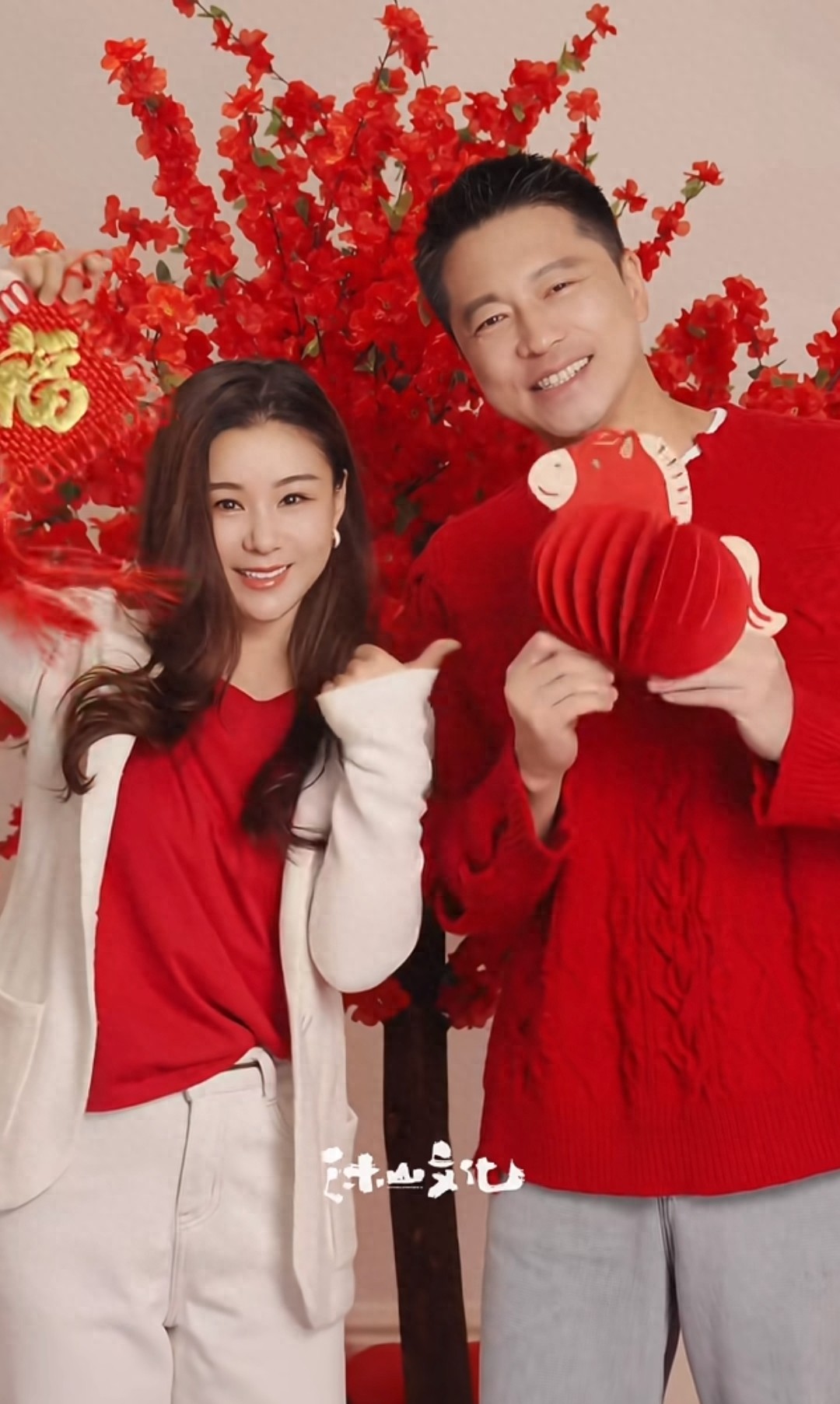 李小萌过年回天津娘家，请亲戚吃饭王雷缺席，妈妈出镜好年轻优雅