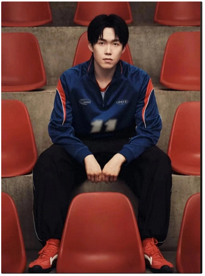 王楚钦最新李宁海报刷屏：运动装穿出成熟感，网友喊话“笑一个就更阳光”