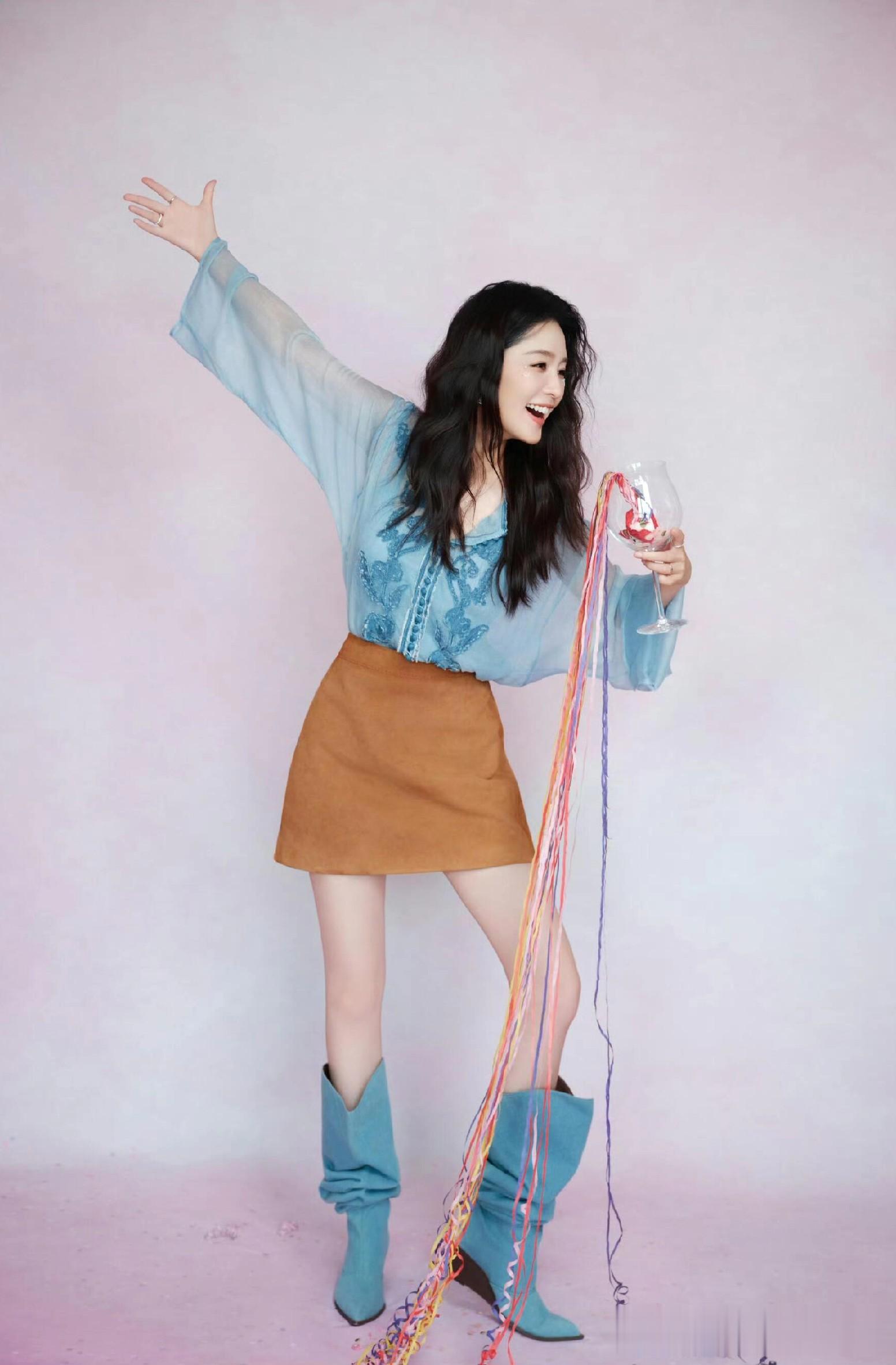 李沁0927生日大片,清冷蓝色系穿搭配微卷发,温柔又气质!