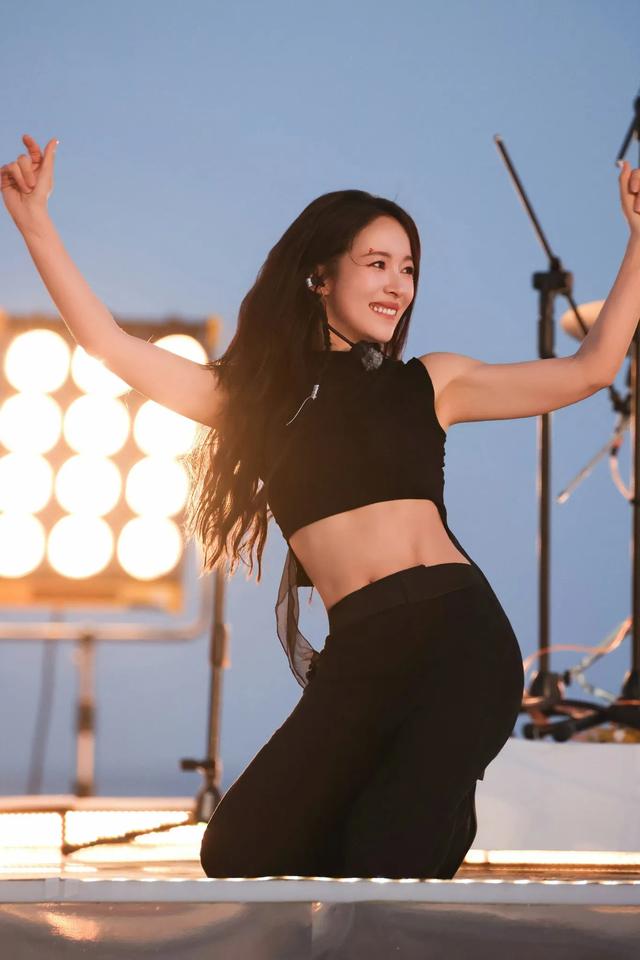 江一燕性感露脐装