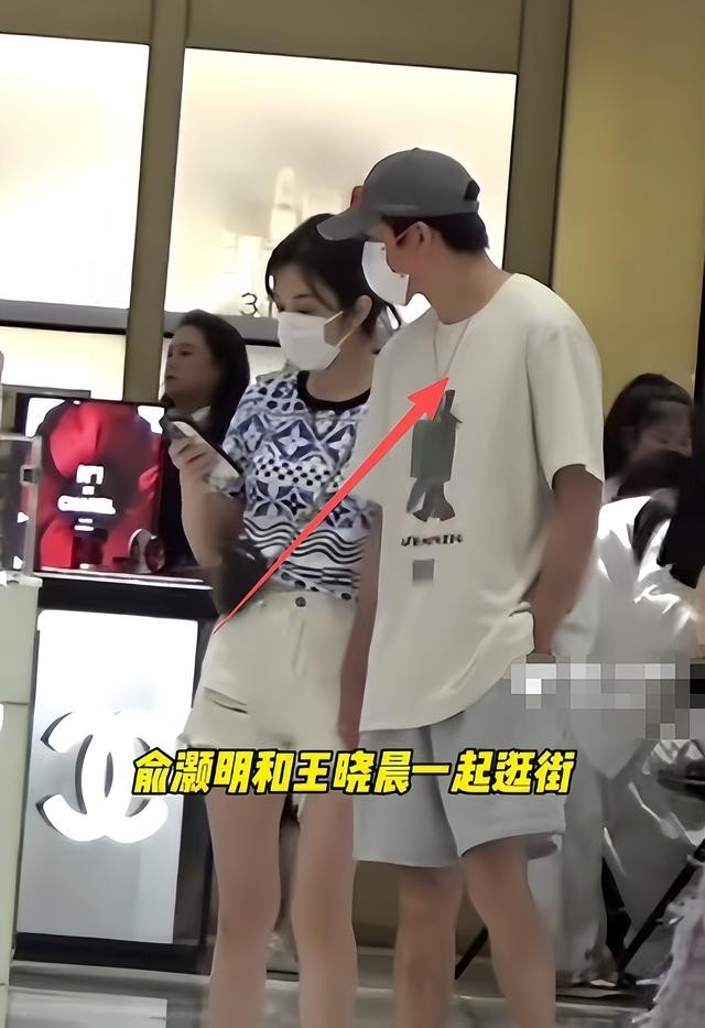 俞灏明王晓晨逛商场,背驼又厚和妻子贴身牵手,女方手摸裤头抢镜