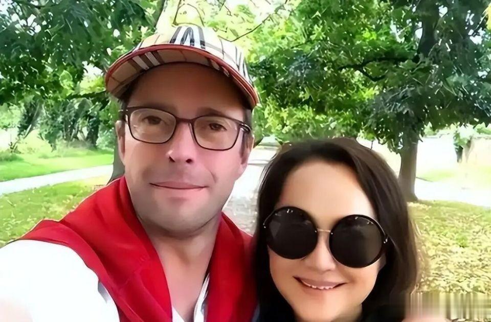 63岁宋佳近况曝光！再婚嫁给小8岁比利时富商，儿女双全很幸福