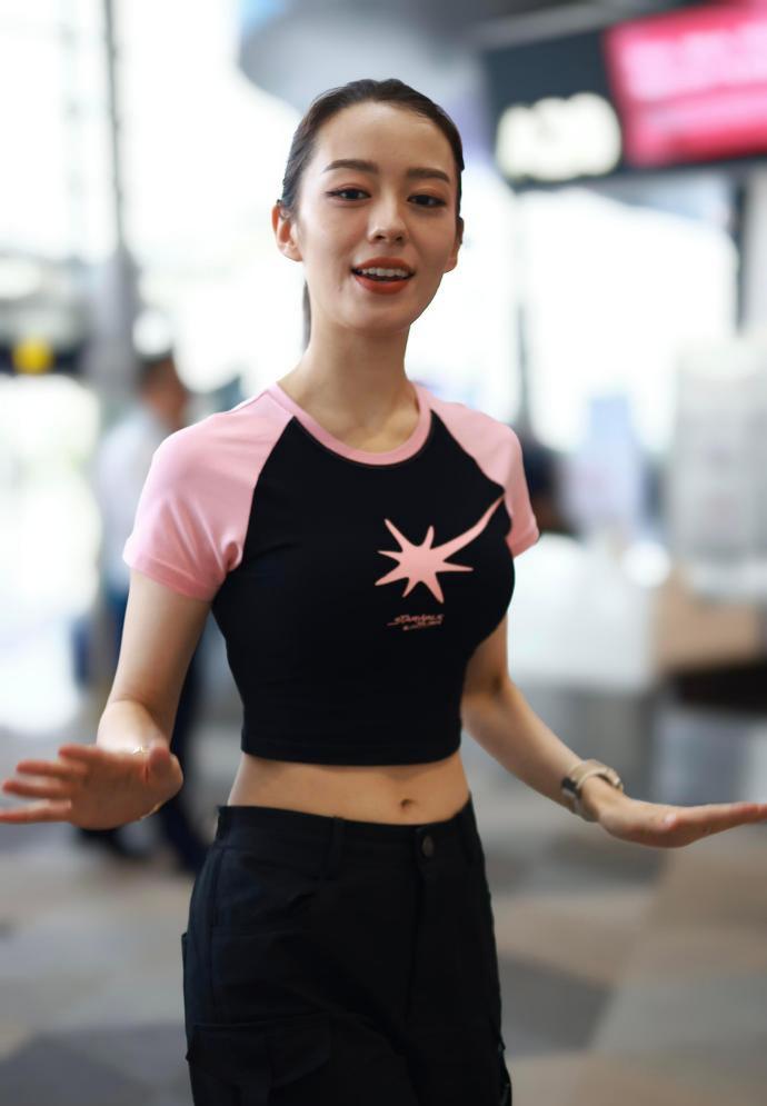 吉娜现身机场，上紧下松的穿搭秀出曼妙身姿，当妈后状态也太绝了