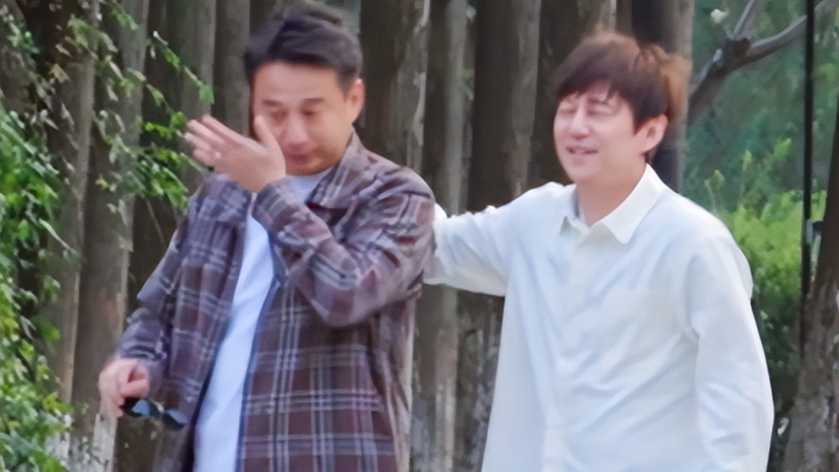 黄磊挥泪告别《向往的生活》，何炅从背后环抱安慰，张艺兴四人鞠躬致敬