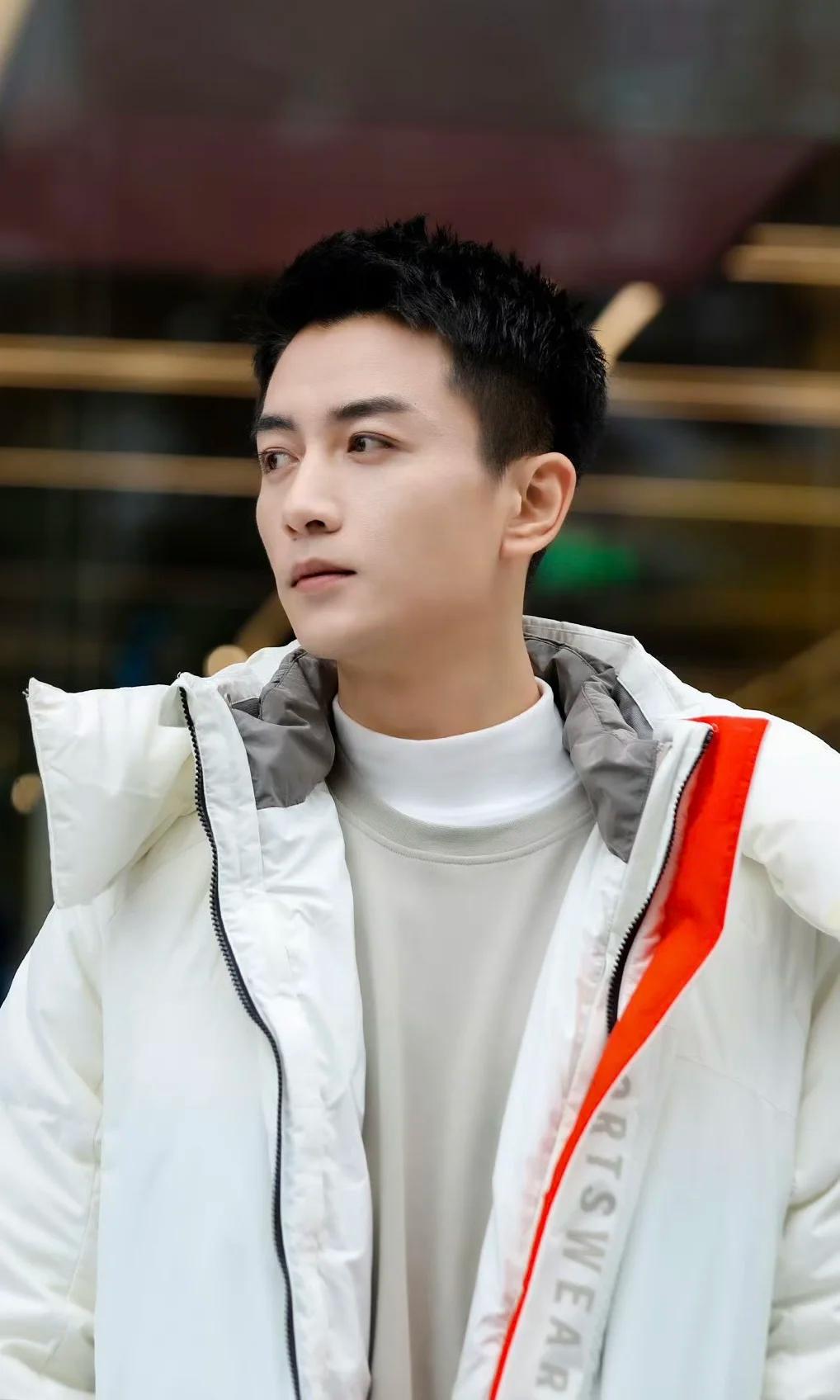 陈晓线下宣传新剧，面黄肌瘦满口黄牙太显老，网友：陈妍希离对了