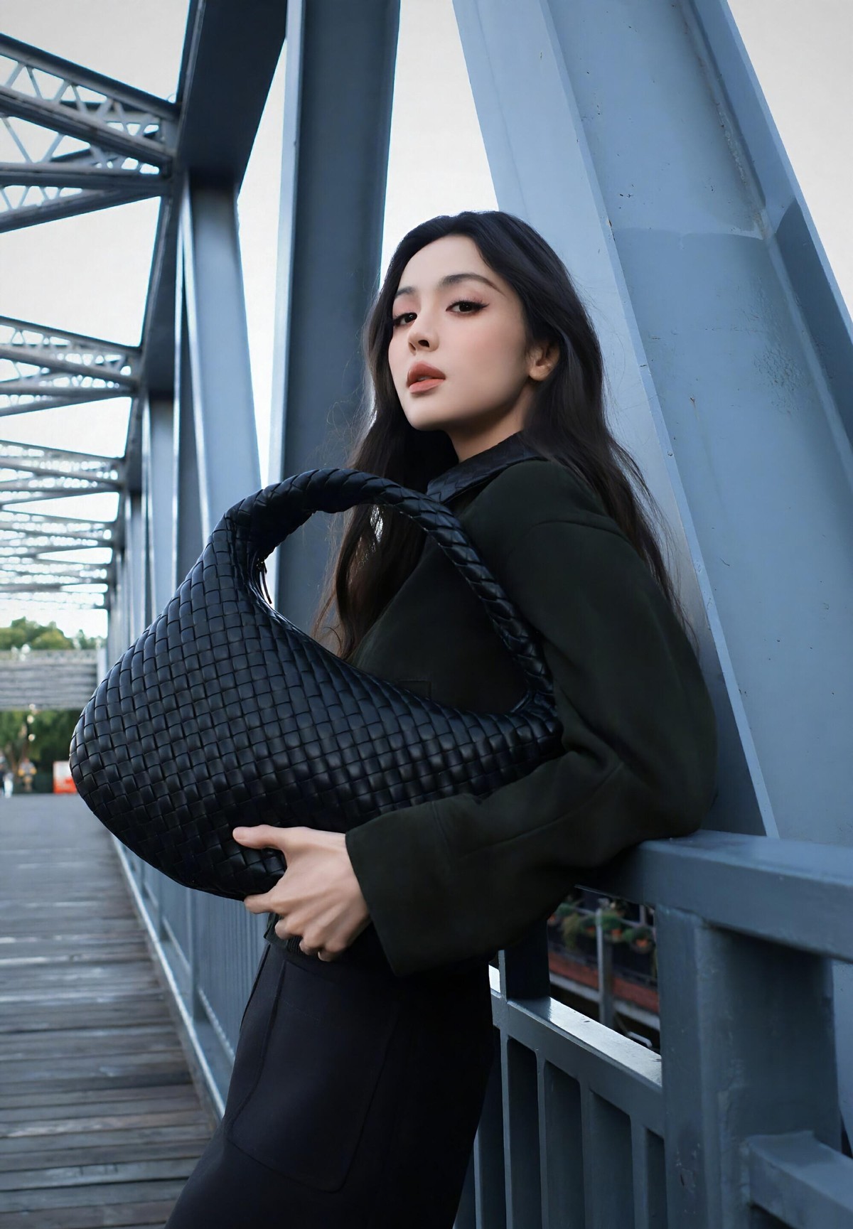 女星棕色裙子配金色配饰,冷艳妩媚反差感,现场气氛瞬间被点燃