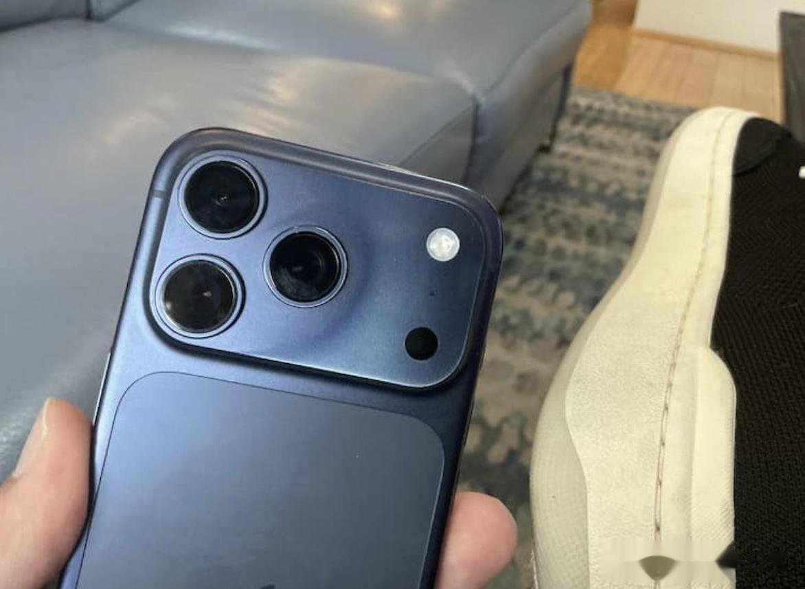 橙色iPhone 17 Pro翻車？數周變粉金！真相、原因與防護全解析
