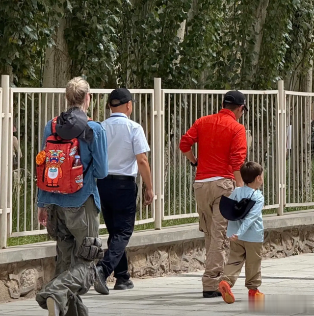 撒贝宁一家游敦煌!龙凤胎女儿爱撒娇,38岁李白身材火辣美翻天