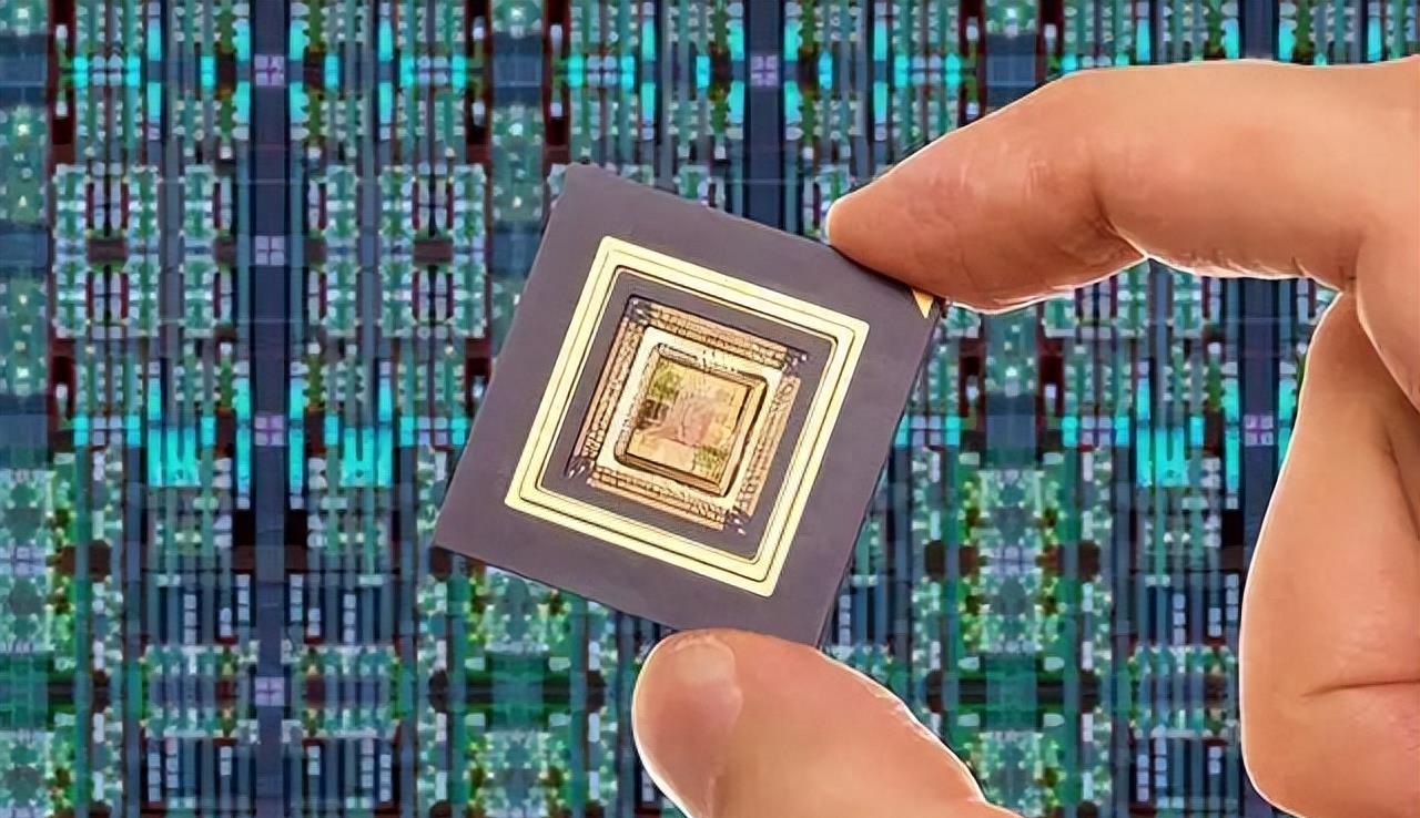 国产芯片正式“突围”!中企立大功,人民日报说得很对