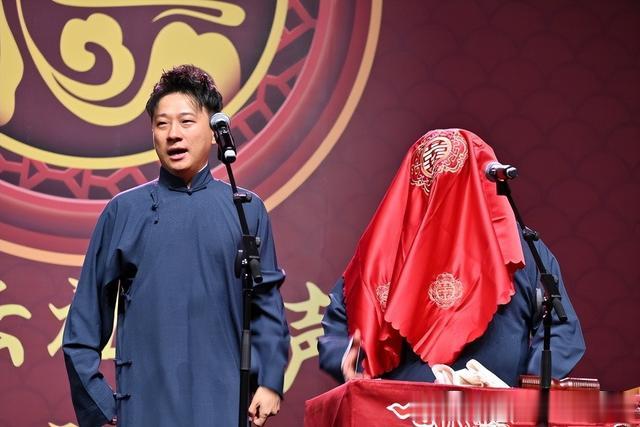 德云社张鹤擎酒店庆生,与妻子合影曝光,嫂子真漂亮,有旺夫相