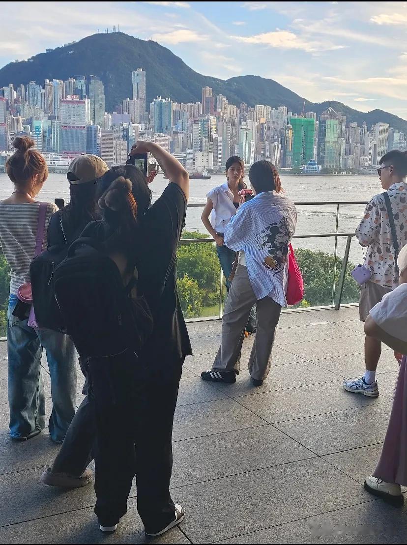 哇塞!路人偶遇阿娇、赵昭仪在香港录节目,本人好漂亮啊!