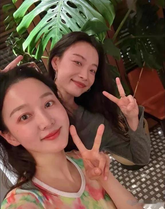 马龙一家现身北京三里屯，龙嫂身着皮草头戴小红帽，漫步街拍留影