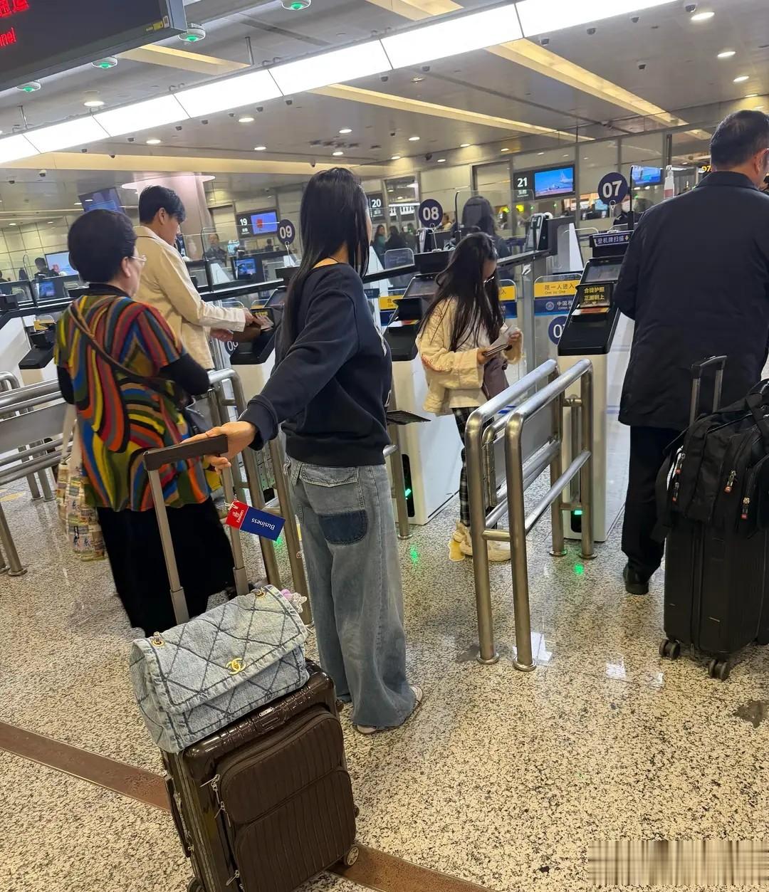 伊能静秦昊带爸妈出游，9岁米粒颜值气质在线，活脱脱小版伊能静