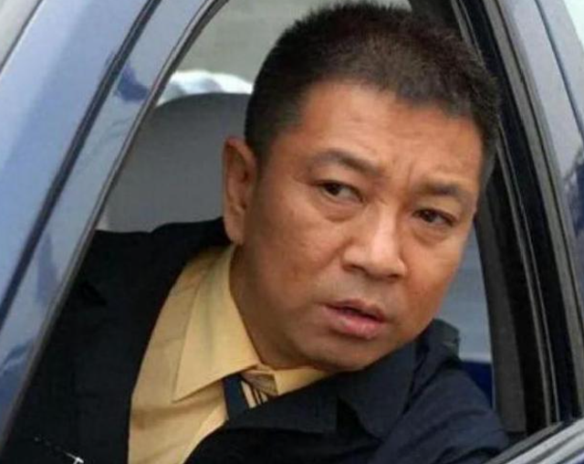 周小斌：40岁不结婚，借钱给弟弟买房，如今娇妻比他小10岁