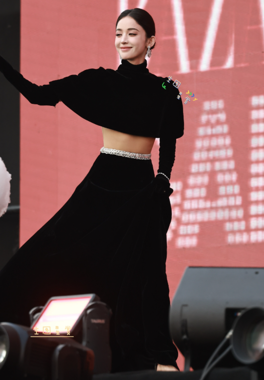 芭莎之夜，大深V的戚薇和李一桐，败给了穿高叉裙的古力娜扎