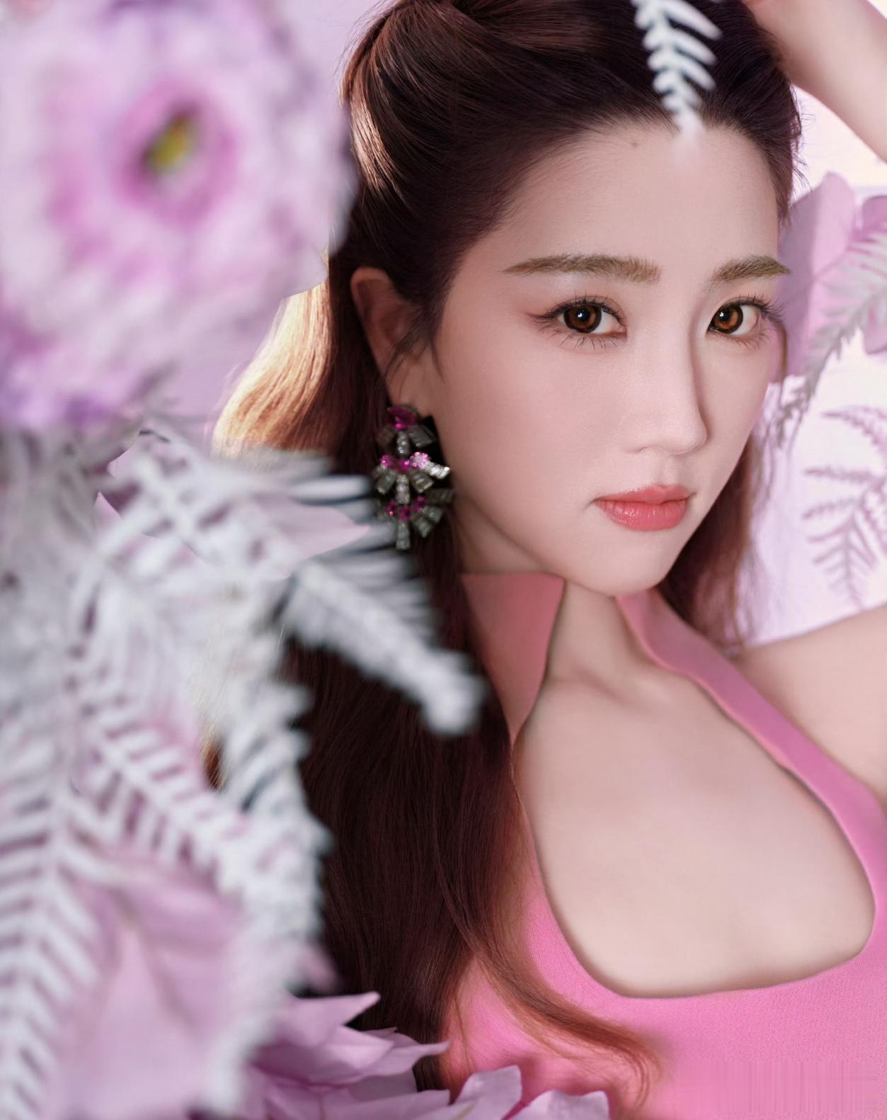 哇塞!最美主持人张纯烨粉色连衣裙,美成梦幻仙子!