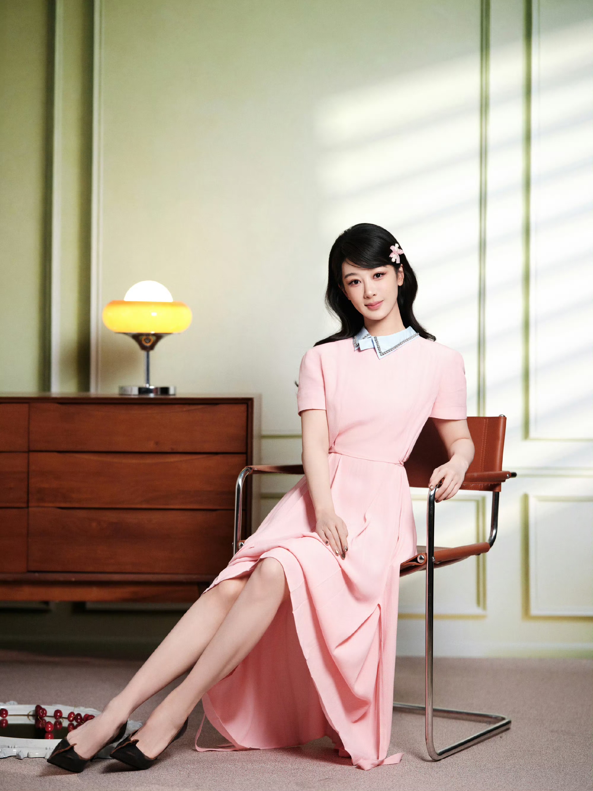 杨紫穿浅粉太适配!针织衫连衣裙切换,甜而不腻超显气质