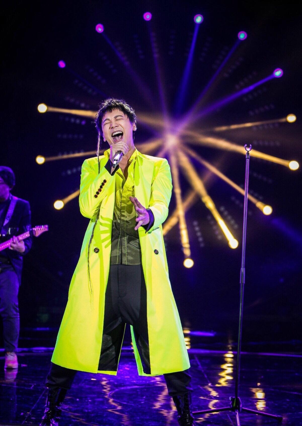 54岁苏见信伦敦被偶遇!皮肤黝黑一头邋遢长发,没拉裤拉链好尴尬