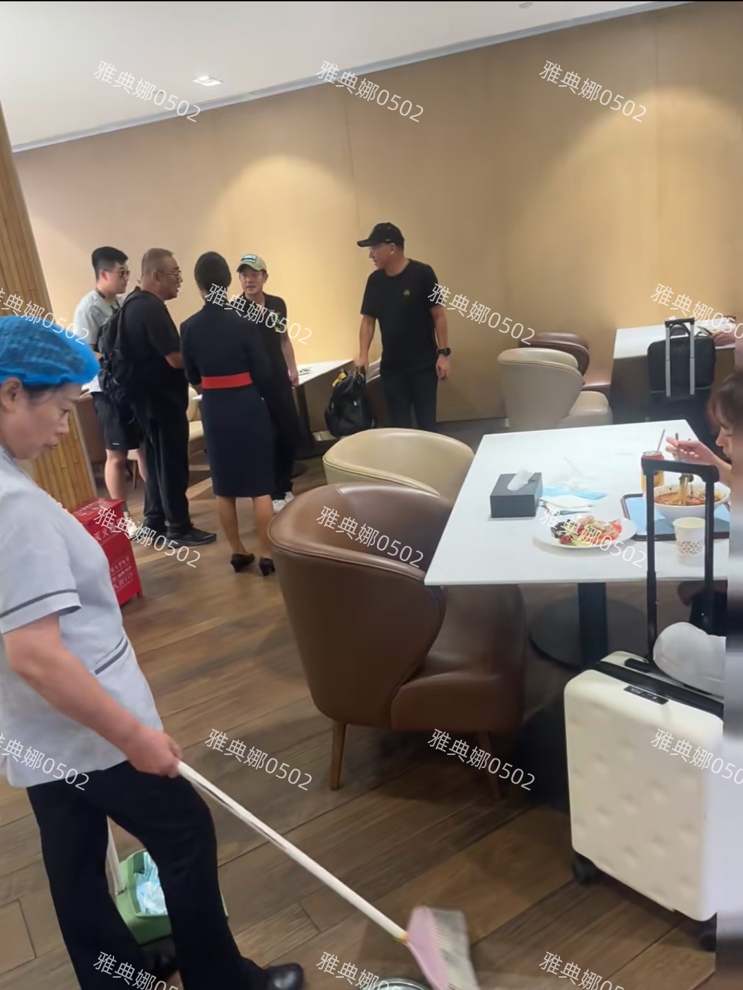 郭富城现身机场贵宾室竟无人识, 本人就是个毫不起眼的小个老头!