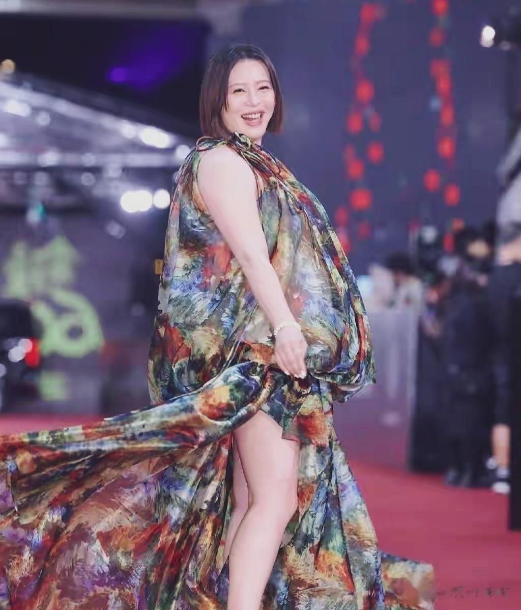 37岁刘品言挺八月巨肚惊现活动现场！全场惊呆，这状态太牛了！