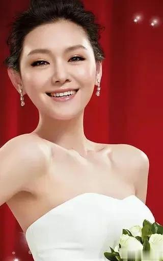 黄春梅新动态，拿小s奖杯合影，意外曝光大s遗照，称遗憾被弥补了