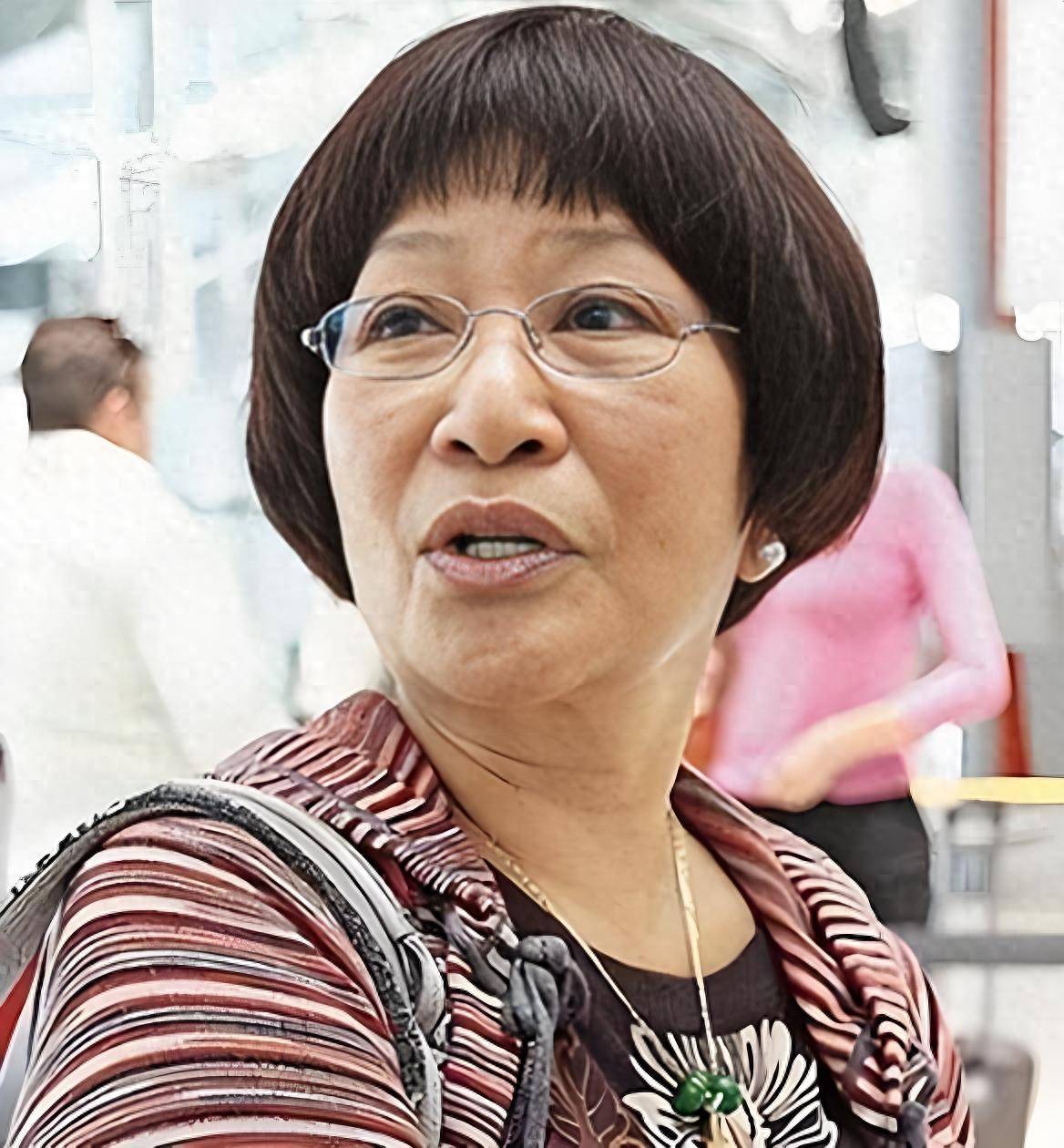 李兆基去世9个月后，才明白他远赴加拿大隐居的前妻，到底多精明