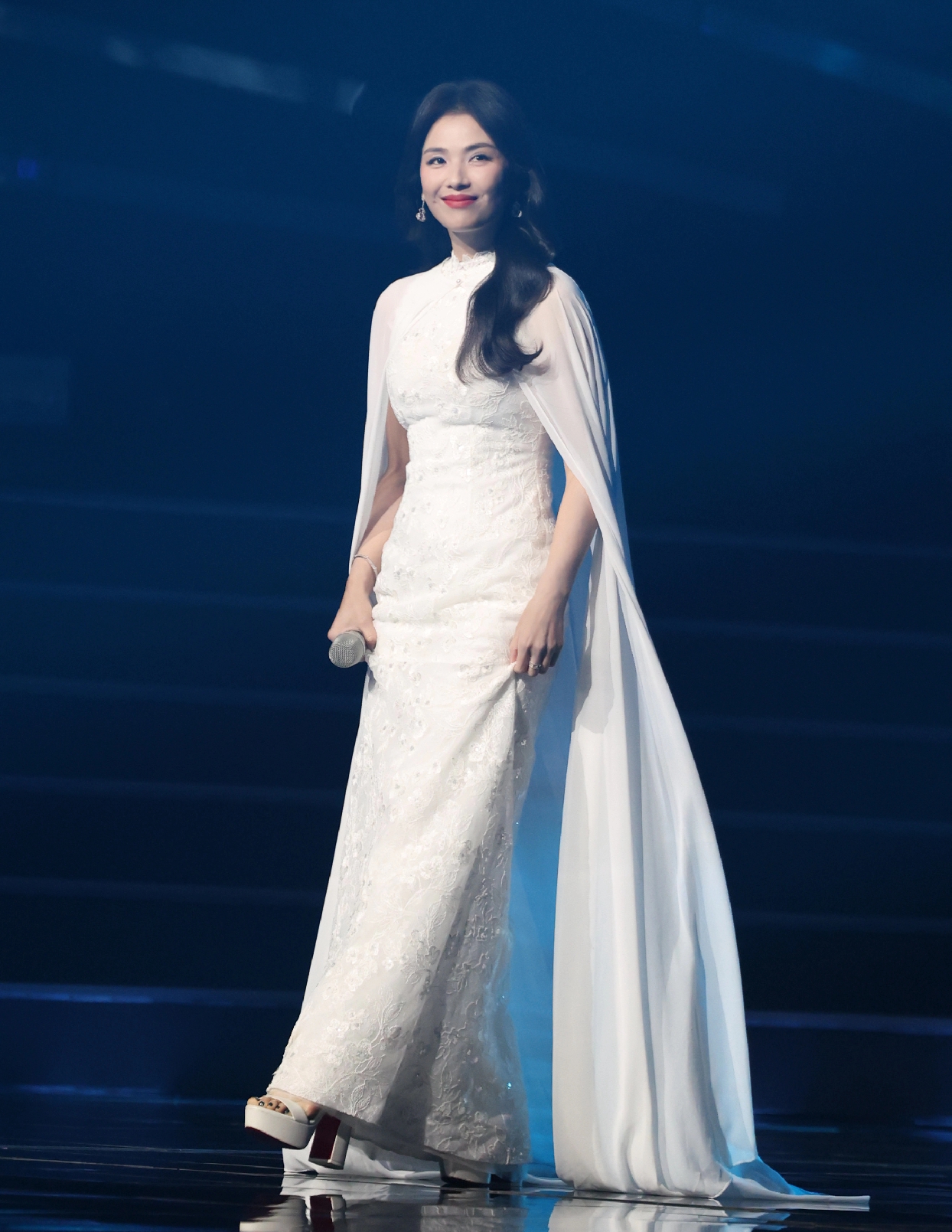 47岁刘涛献唱湾区升明月晚会，身穿白色带披肩长裙，雍容华贵