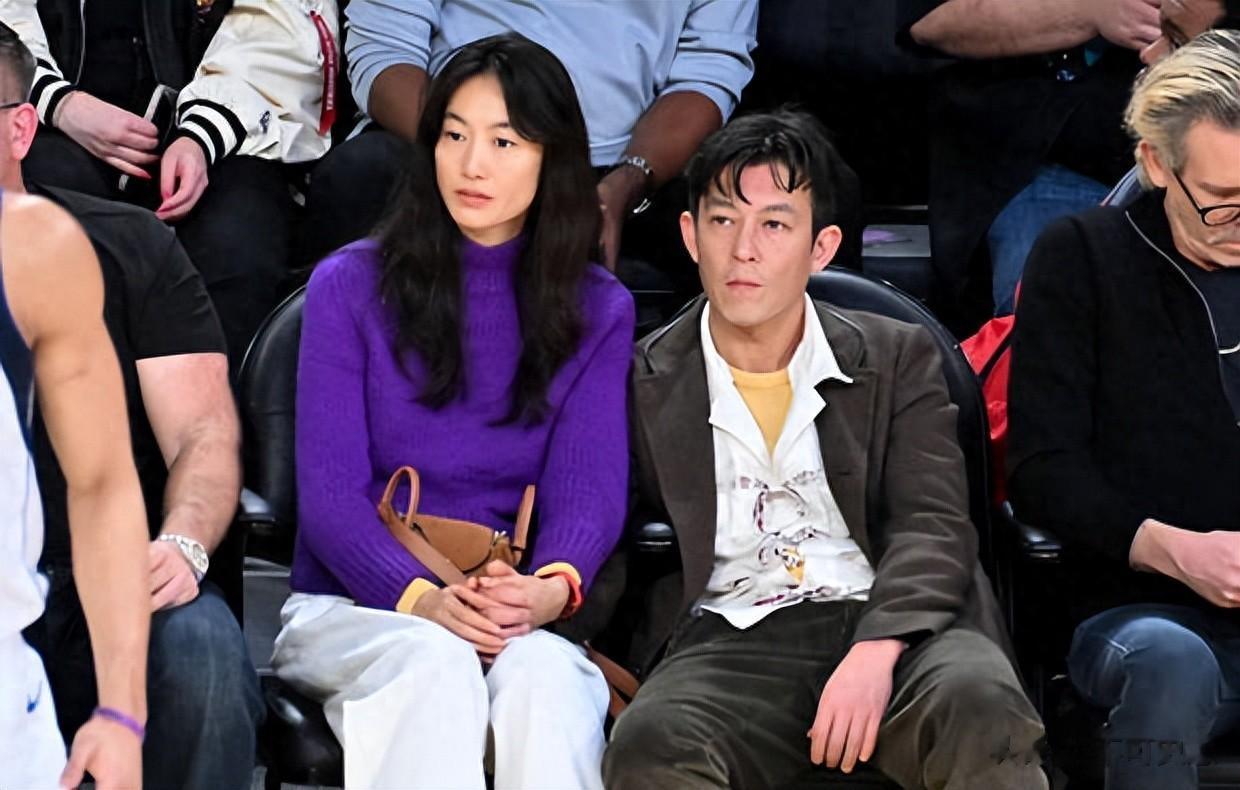 陈冠希母亲有多美？肤白貌美腿又长，难怪陈冠希当年女人缘那么好