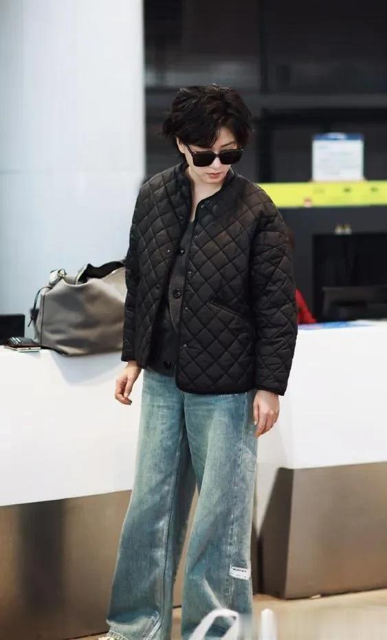 万茜新烫了微卷短发气质大变!穿菱格棉夹克+牛仔裤,时髦又洋气
