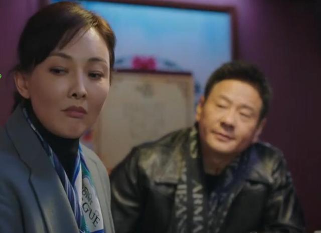 全程龇牙咧嘴，说话张不开嘴，影后牛莉也带不动这个拖油瓶！