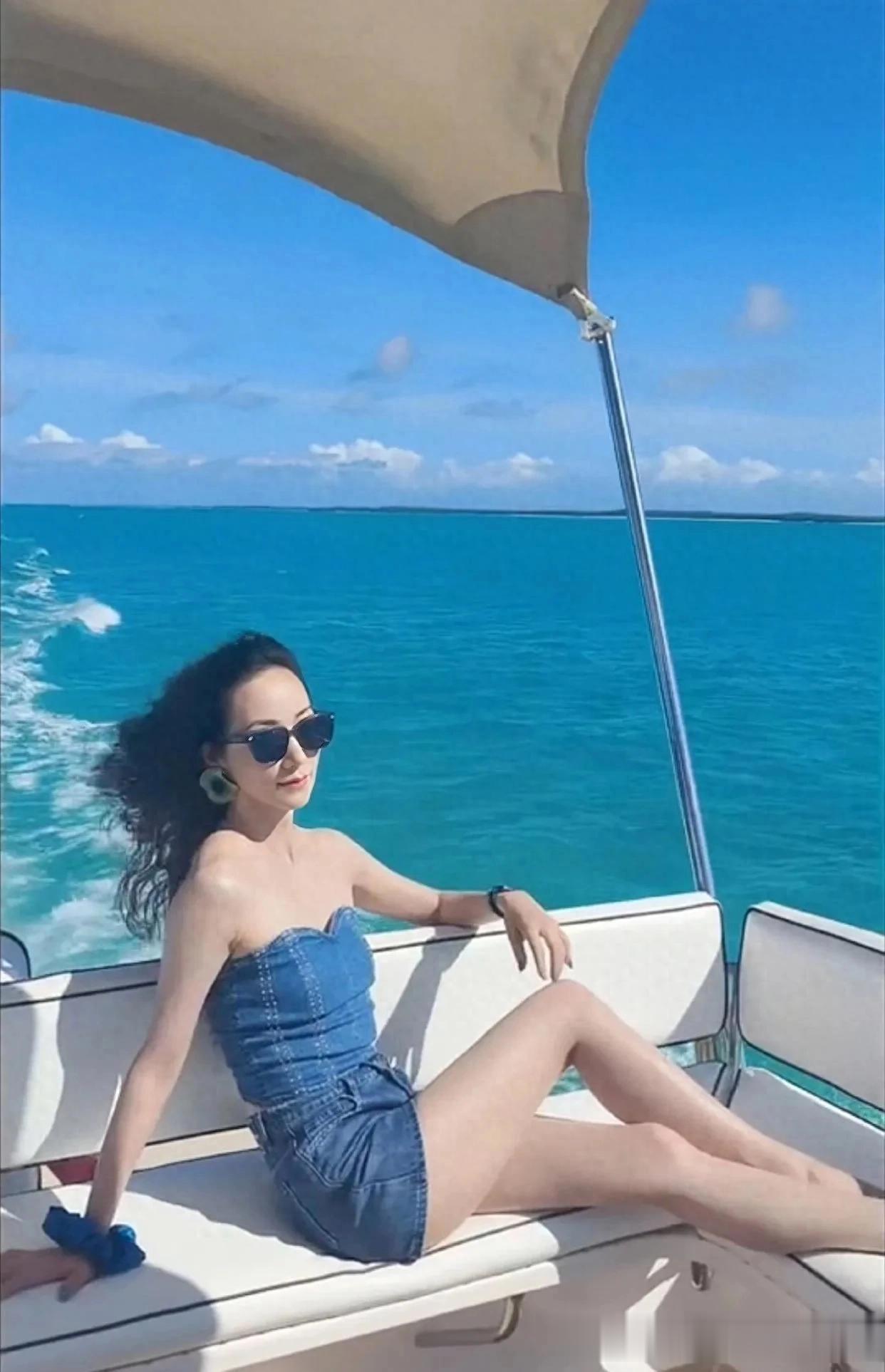 韩雪大长腿十分吸睛，老了依旧很美